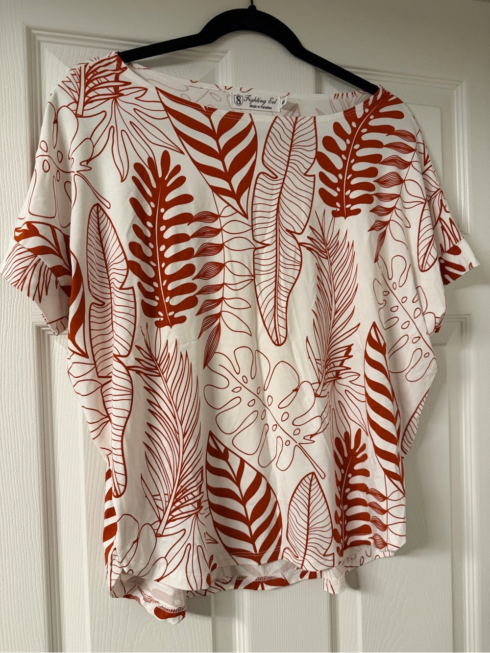 Fighting Eel White Top with Terracotta Leaf Motif